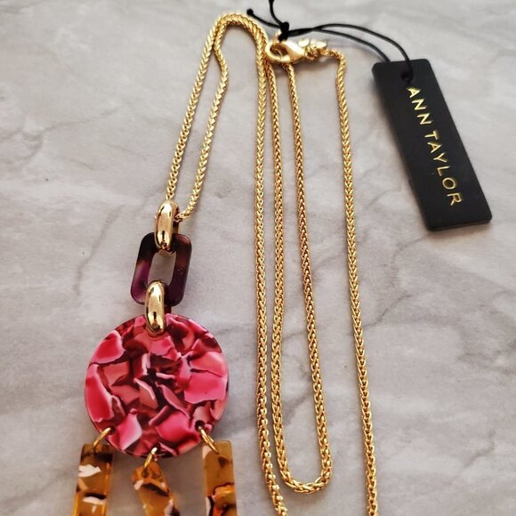 ✨ NEW Ann Taylor Pink Resin Acrylic Fringe Pendant Necklace ✨ - Picture 3 of 8